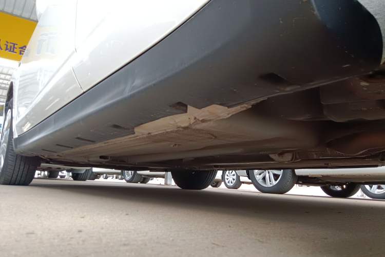 Used Venucia R50 2015 1.6L Manual Fashion Edition Left Side Sill