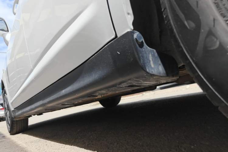 Used Venucia R50 2015 1.6L Automatic Fashion Edition Left Side Sill
