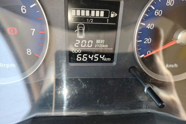 Used Venucia R50 2015 1.6L Manual Fashion Edition Odometer Close Up