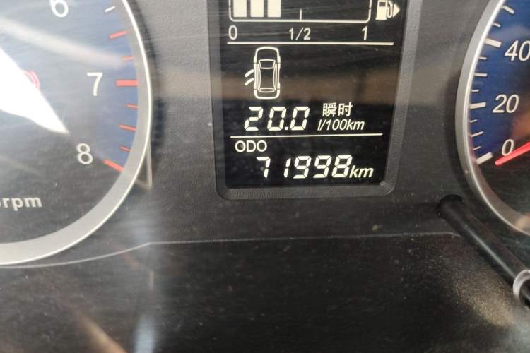 Used Venucia R50 2015 1.6L Manual Luxury Edition Odometer Close Up