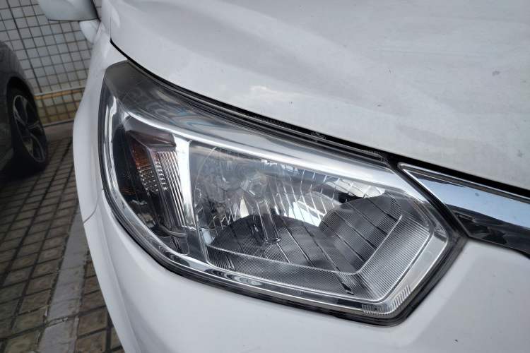 Used Venucia R50 2015 1.6L Automatic Fashion Edition Right Front Headlight