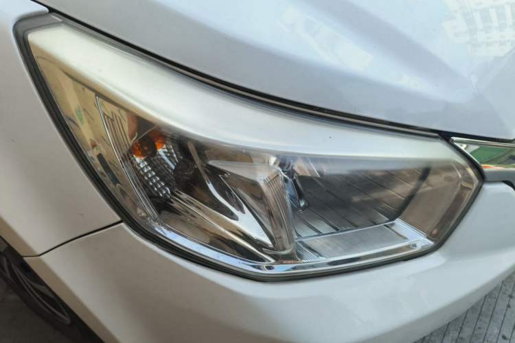 Used Venucia R50 2015 1.6L Automatic Fashion Edition Right Front Headlight