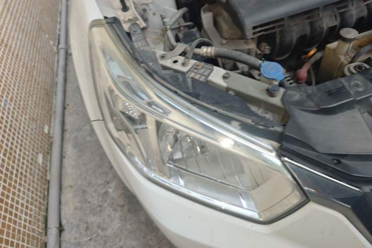 Used Venucia R50 2015 1.6L Automatic Fashion Edition Right Front Headlight