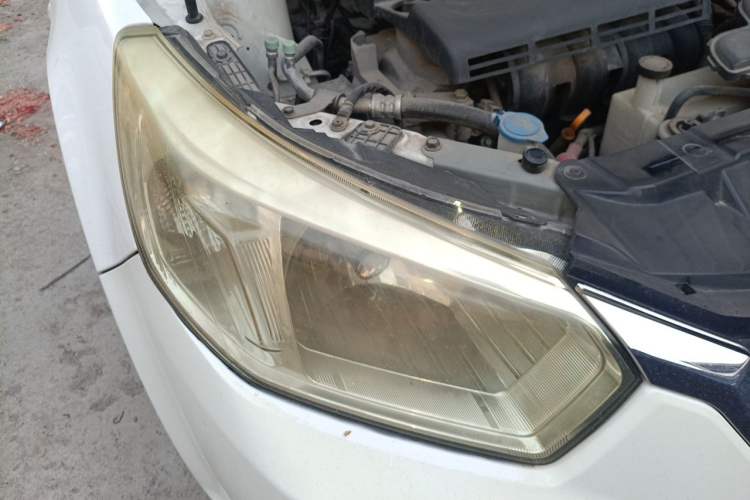 Used Venucia R50 2015 1.6L Automatic Luxury Edition Right Front Headlight