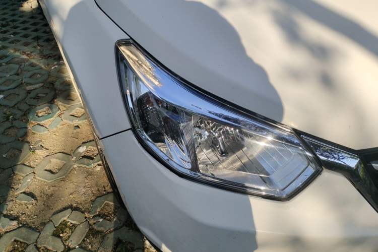 Used Venucia R50 2015 1.6L Automatic Fashion Edition Right Front Headlight