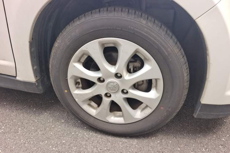 Used Venucia R50 2015 1.6L Manual Luxury Edition Right Front Wheel Hub