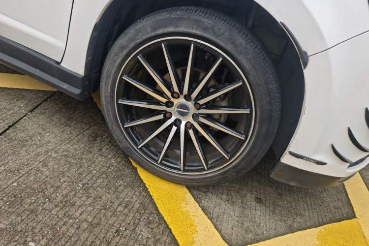 Used Venucia R50 2015 1.6L Automatic Fashion Edition Right Front Wheel Hub