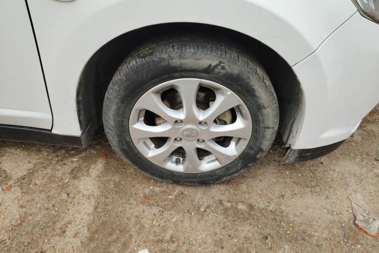 Used Venucia R50 2015 1.6L Manual Luxury Edition Right Front Wheel Hub