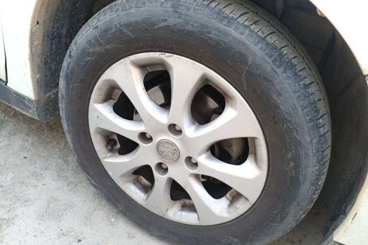Used Venucia R50 2015 1.6L Automatic Luxury Edition Right Front Wheel Hub