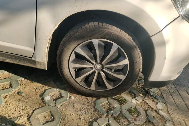 Used Venucia R50 2015 1.6L Automatic Fashion Edition Right Front Wheel Hub