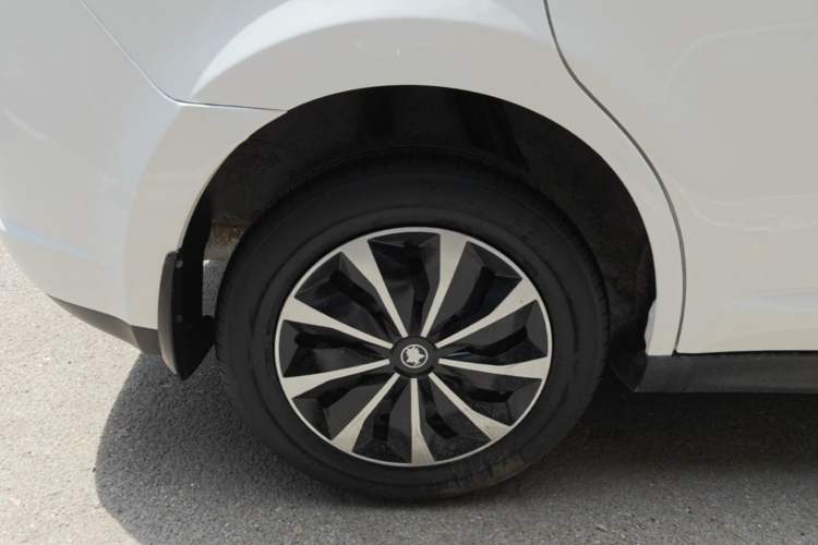 Used Venucia R50 2015 1.6L Automatic Fashion Edition Right Rear Wheel Hub
