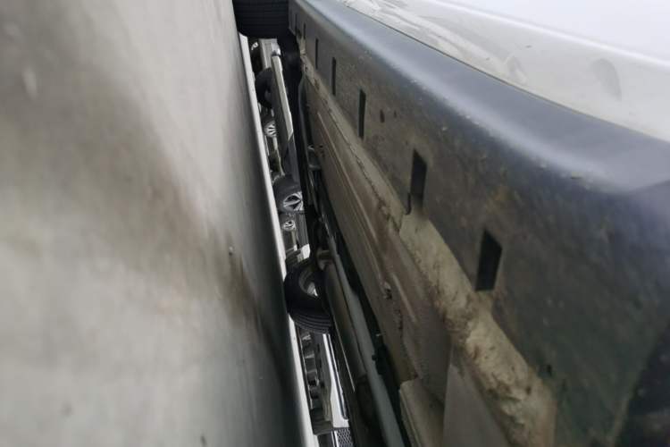 Used Venucia R50 2015 1.6L Automatic Luxury Edition Right Side Sill