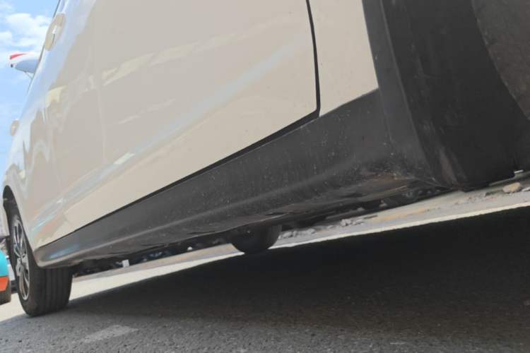 Used Venucia R50 2015 1.6L Automatic Fashion Edition Right Side Sill