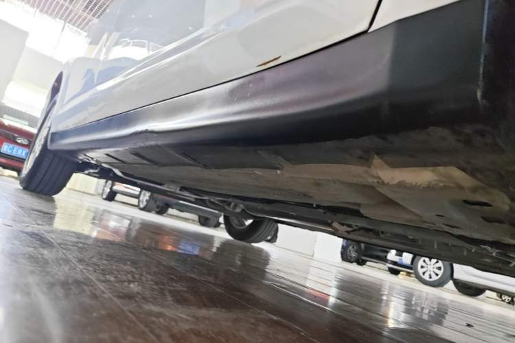 Used Venucia R50 2015 1.6L Automatic Fashion Edition Right Side Sill