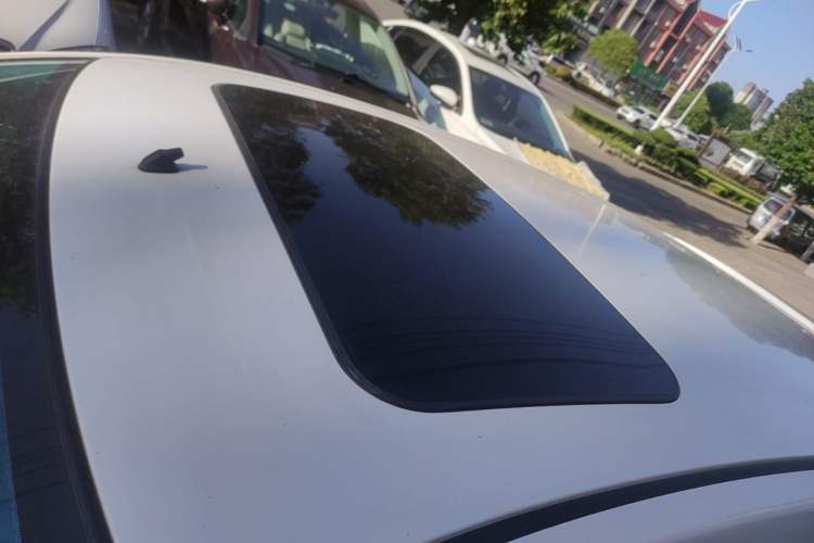 Used Venucia R50 2015 1.6L Manual Luxury Edition Roof