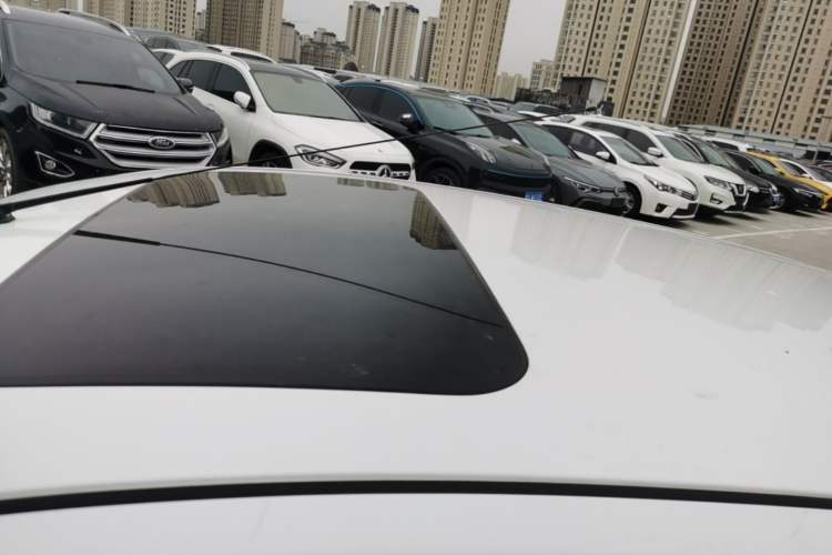 Used Venucia R50 2015 1.6L Automatic Luxury Edition Roof