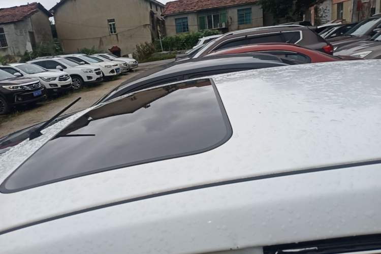 Used Venucia R50 2015 1.6L Automatic Luxury Edition Roof