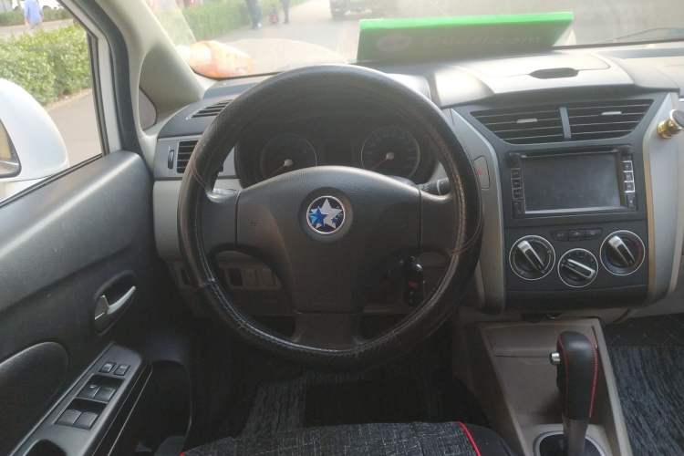 Used Venucia R50 2015 1.6L Automatic Fashion Edition Steering Wheel
