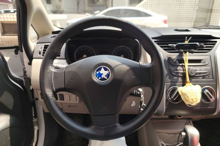 Used Venucia R50 2015 1.6L Automatic Fashion Edition Steering Wheel
