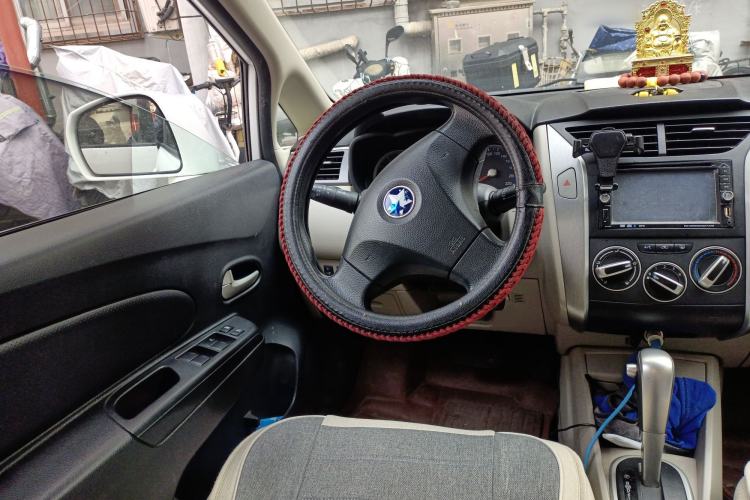 Used Venucia R50 2015 1.6L Automatic Fashion Edition Steering Wheel
