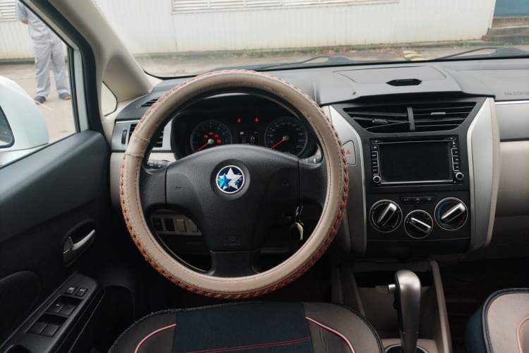 Used Venucia R50 2015 1.6L Automatic Fashion Edition Steering Wheel