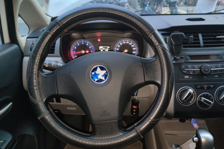 Used Venucia R50 2015 1.6L Automatic Fashion Edition Steering Wheel