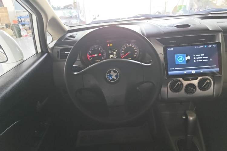 Used Venucia R50 2015 1.6L Automatic Fashion Edition Steering Wheel