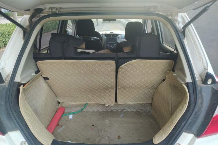 Used Venucia R50 2015 1.6L Automatic Fashion Edition Trunk