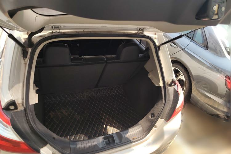 Used Venucia R50 2015 1.6L Automatic Fashion Edition Trunk