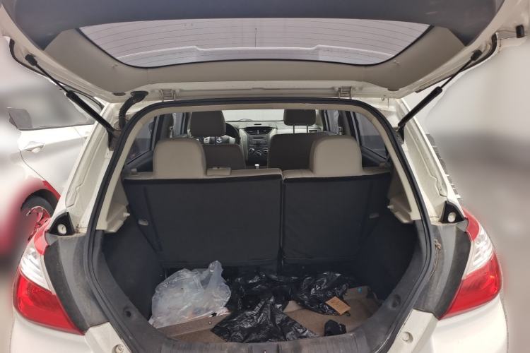 Used Venucia R50 2015 1.6L Manual Luxury Edition Trunk
