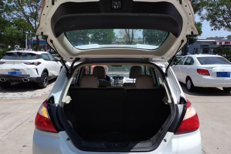 Used Venucia R50 2015 1.6L Manual Fashion Edition Trunk