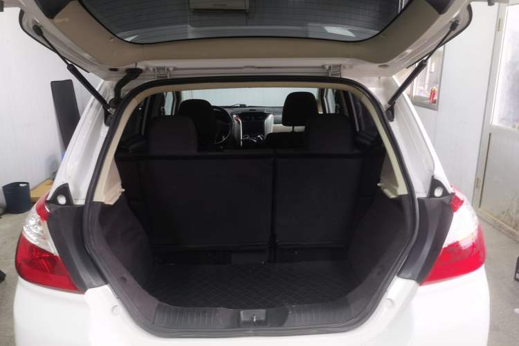 Used Venucia R50 2015 1.6L Automatic Fashion Edition Trunk
