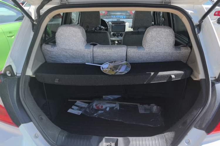Used Venucia R50 2015 1.6L Manual Fashion Edition Trunk
