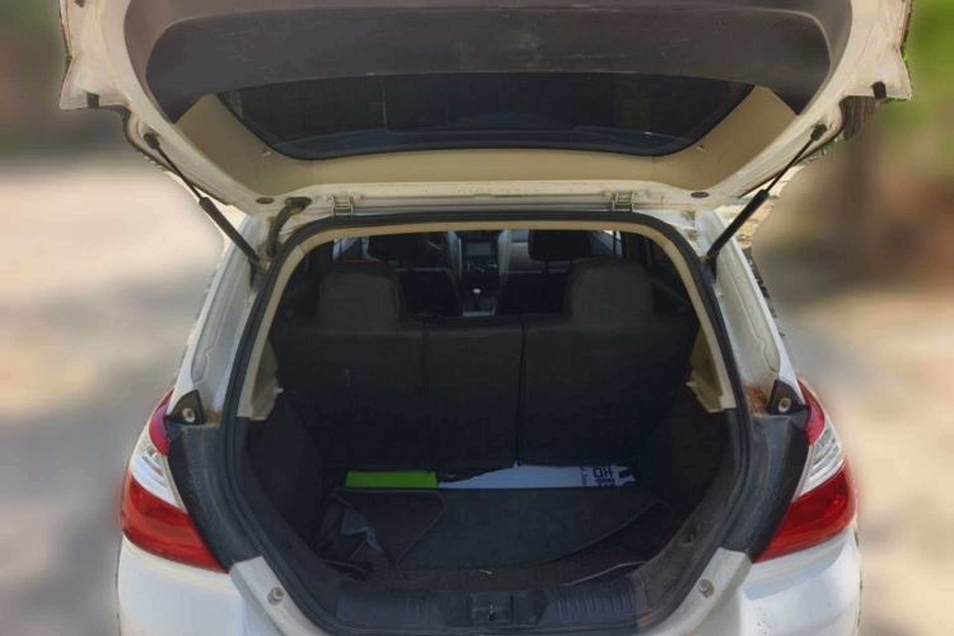 Used Venucia R50 2015 1.6L Manual Fashion Edition Trunk