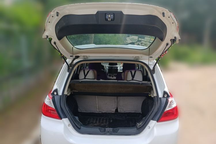 Used Venucia R50 2015 1.6L Automatic Fashion Edition Trunk