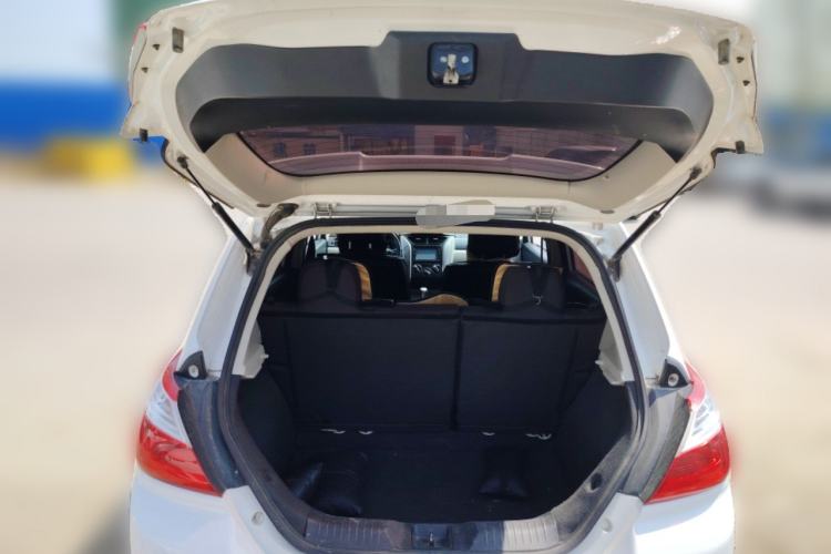 Used Venucia R50 2015 1.6L Manual Fashion Edition Trunk