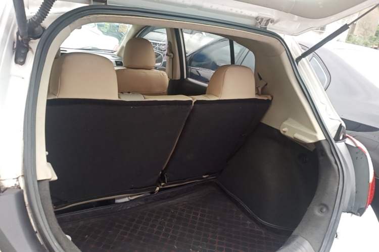 Used Venucia R50 2015 1.6L Automatic Luxury Edition Trunk