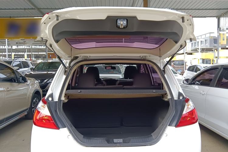 Used Venucia R50 2015 1.6L Manual Fashion Edition Trunk