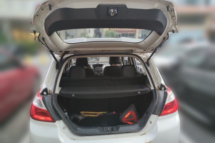 Used Venucia R50 2015 1.6L Automatic Fashion Edition Trunk