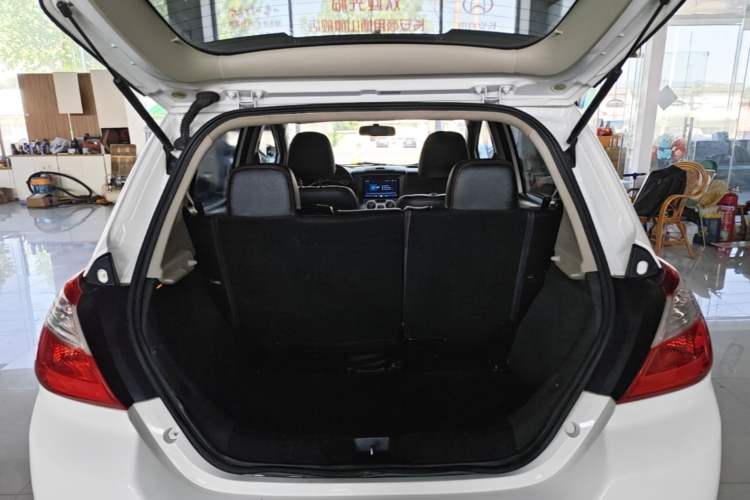 Used Venucia R50 2015 1.6L Automatic Fashion Edition Trunk