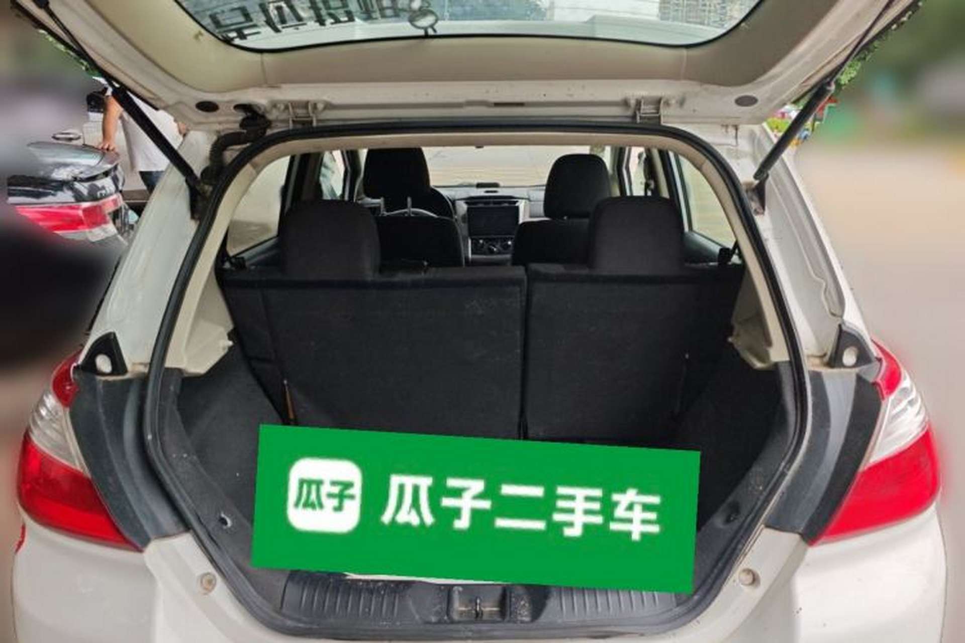 Used Venucia R50 2015 1.6L Manual Fashion Edition Trunk