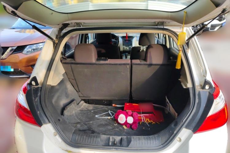 Used Venucia R50 2015 1.6L Automatic Fashion Edition Trunk