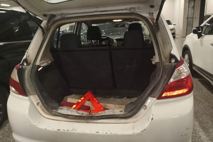Used Venucia R50 2015 1.6L Manual Fashion Edition Trunk