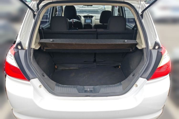 Used Venucia R50 2015 1.6L Automatic Fashion Edition Trunk