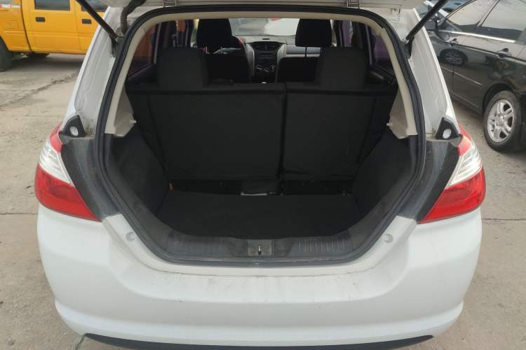 Used Venucia R50 2015 1.6L Automatic Fashion Edition Trunk