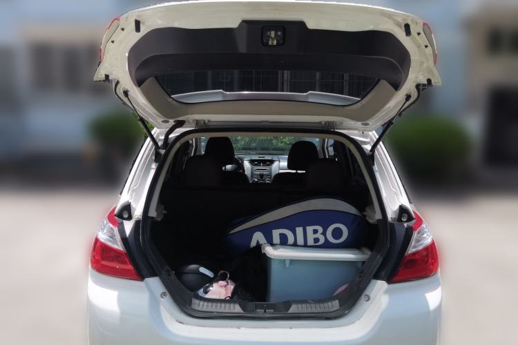 Used Venucia R50 2015 1.6L Manual Fashion Edition Trunk
