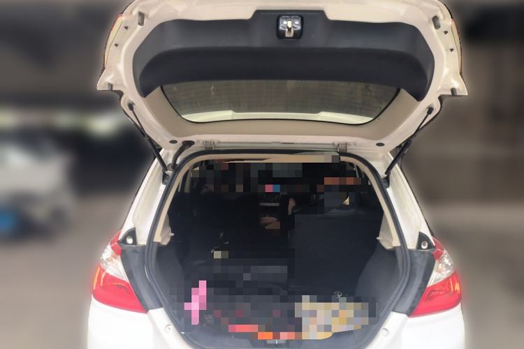 Used Venucia R50 2015 1.6L Manual Fashion Edition Trunk