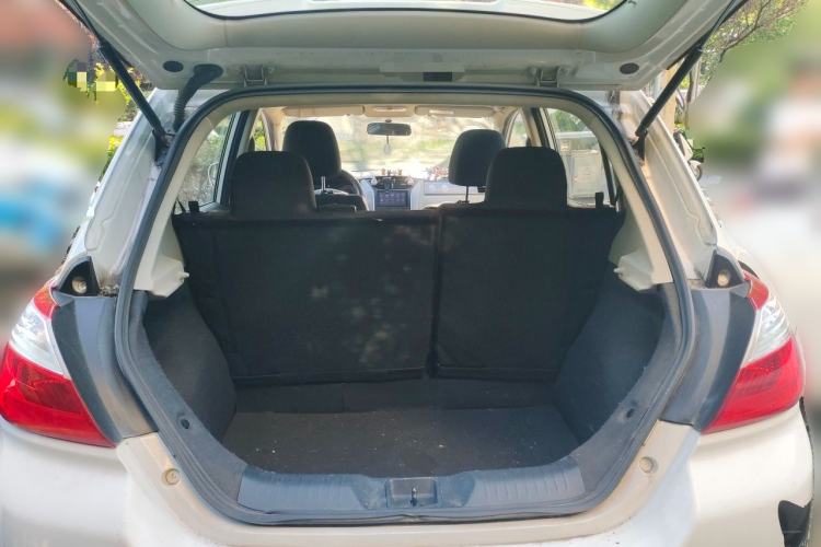 Used Venucia R50 2015 1.6L Automatic Fashion Edition Trunk