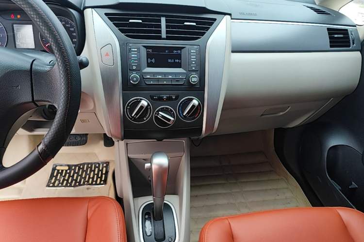 Used Venucia R50 2016 1.6L Automatic Elite Edition Audio And AC Panel