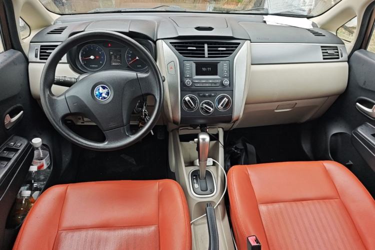 Used Venucia R50 2016 1.6L Automatic Elite Edition Center Console